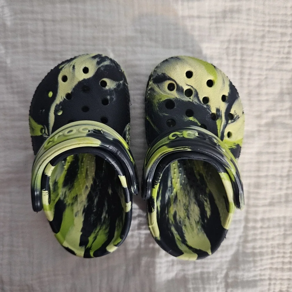 Crocs Toddler‎ Size C4 Black and Green Marbled Tie-Dye Crocband Shoe 4